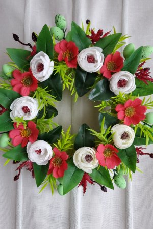 Работа Пасхальный венок с белыми пионами и зелёными яйцами