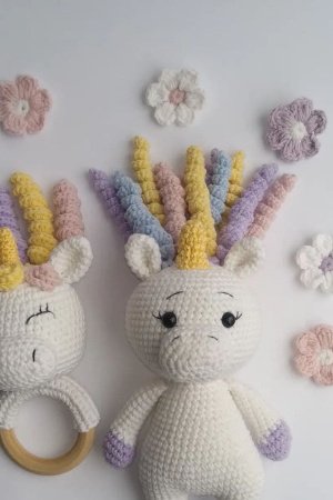 Робота Брязкальце та іграшка єдиноріг