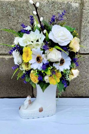 Робота весняна композиція в керамічній вазі