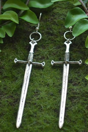 Работа Длинные серьги с мечами в готическом стиле