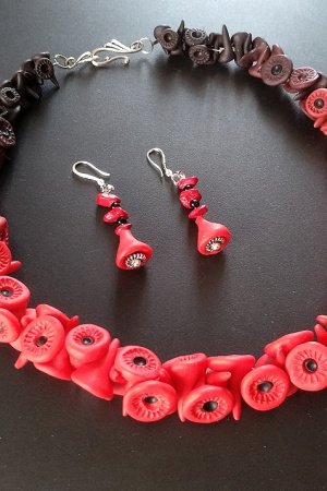 Работа Черно красное колье из полимерной глины Гвоздики