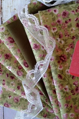 Работа Хлопок для рукоделия мелкие цветочки на оливковом фоне