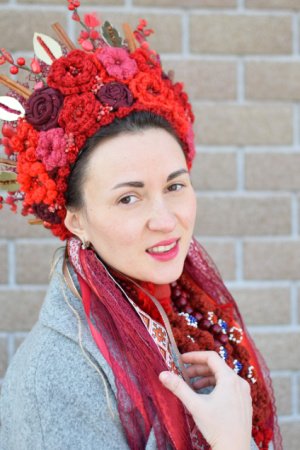 Робота Червоний укрпїнськи вінок, пишний вінок , вінок з квітами