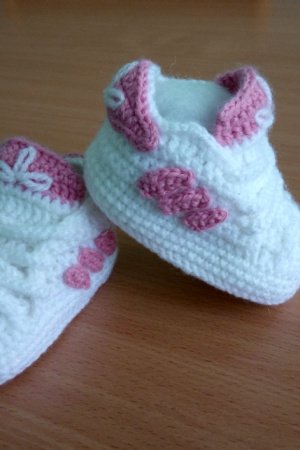 Робота Пінетки-кросівки для дівчинки