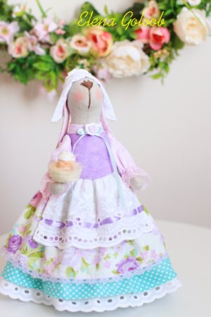 Работа Зайка пасхальная «Хозяюшка  в сиреневом»