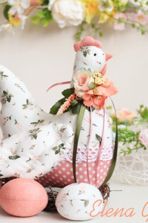 Работа Великоднева курочка   Персикова  з текстильным яйцями 