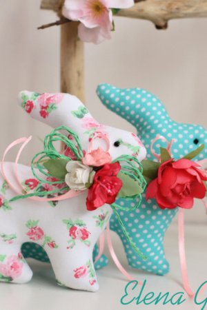 Работа Пасхальные кролики ( бирюзовый в горошек и белый с цветами)