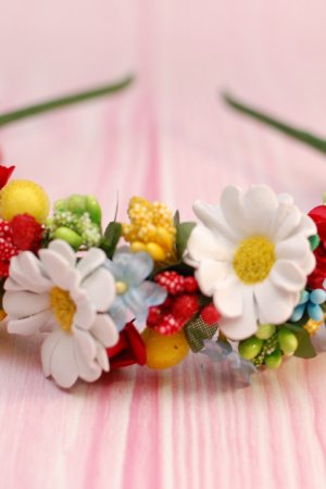 Работа Обруч ободок с ромашками разноцветный