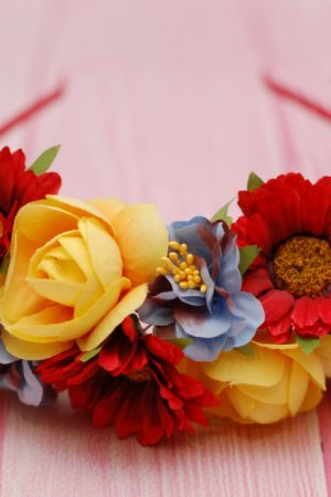 Робота Пишний обруч з квітами в українських кольорах