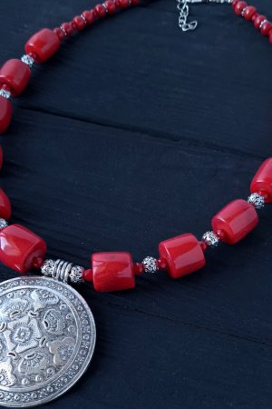 Работа Ожерелье из натуральных кораллов с подвеской