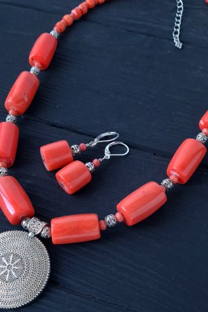Робота Кольє з натуральних коралів з підвіскою та сережки