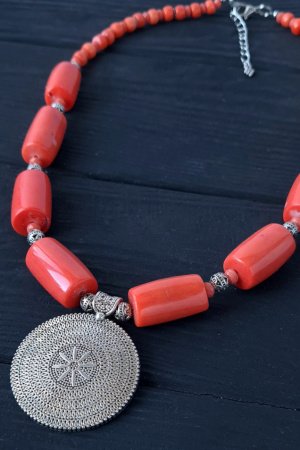 Робота Намисто з натуральних коралів з медальйоном