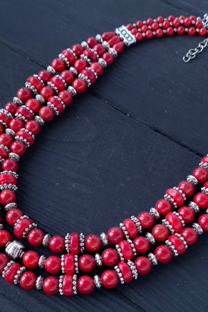 Работа Трехрядные бусы из натуральных кораллов "Зов сердца"