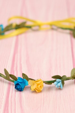 Робота Ніжний вінок віночок з квітами жовто-блакитний 