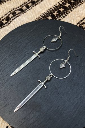 Робота Сережки-підвіски з мечами та кільцями