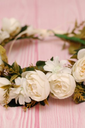 Работа Объемный венчик с цветами кремовый