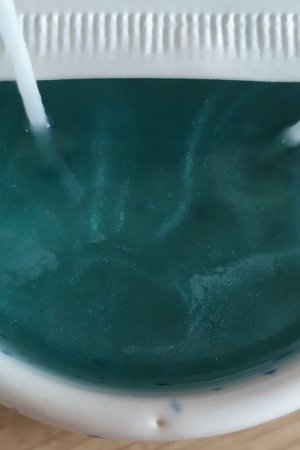 Работа Свеча с синими природными блестками