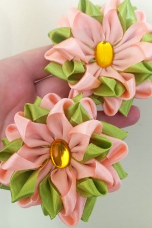 Работа Нарядные объемные бантики на резиночках