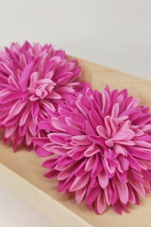 Работа Заколки розовые хризантемы